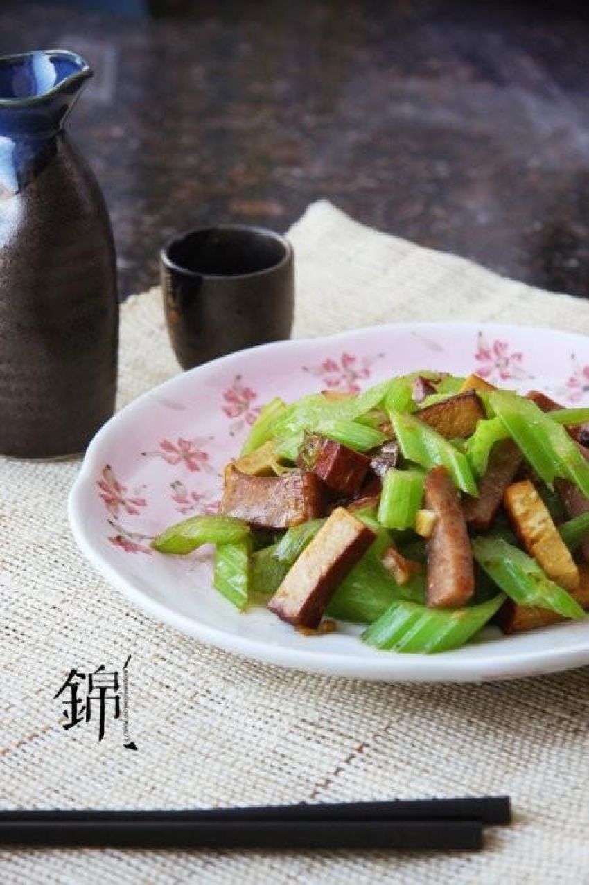 哈红肠西芹炒豆干