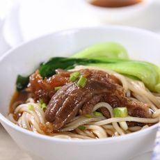 自动烹饪锅做眷村牛肉面