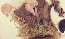 红酒香煎小羊排佐酸乳酪蔓越莓酱汁的做法
