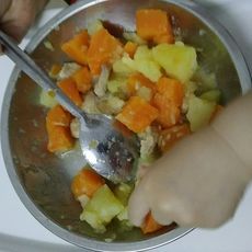 宝宝辅食:胡萝卜薯仔炖瘦肉。