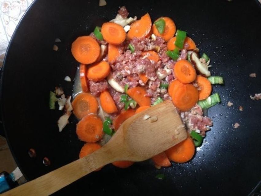 胡萝卜肉末焖饭