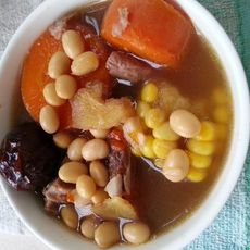 胡萝卜玉米排骨汤