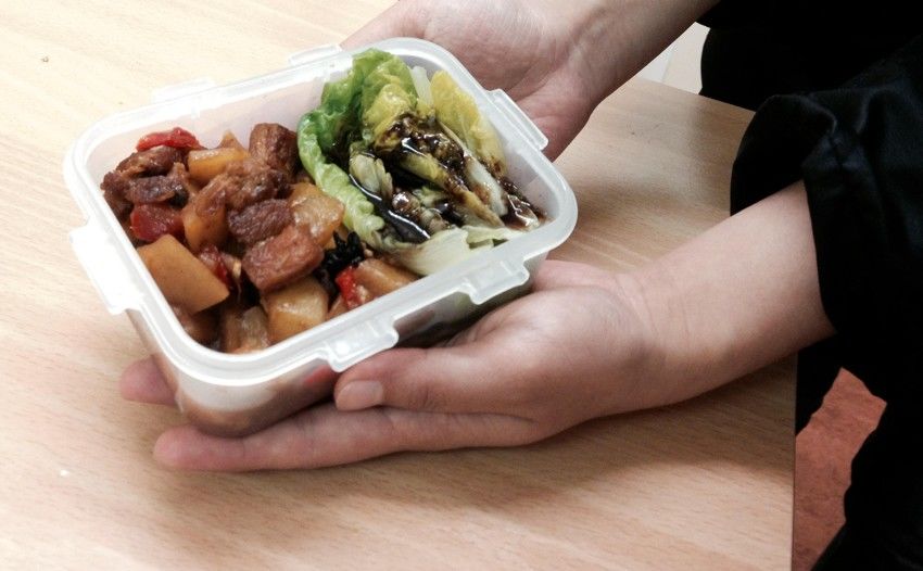 留学生与盒饭（炒炖肉和烫生菜）