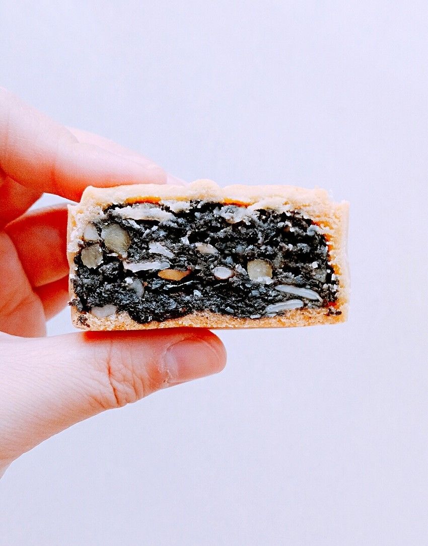 广式月饼-黑芝麻坚果