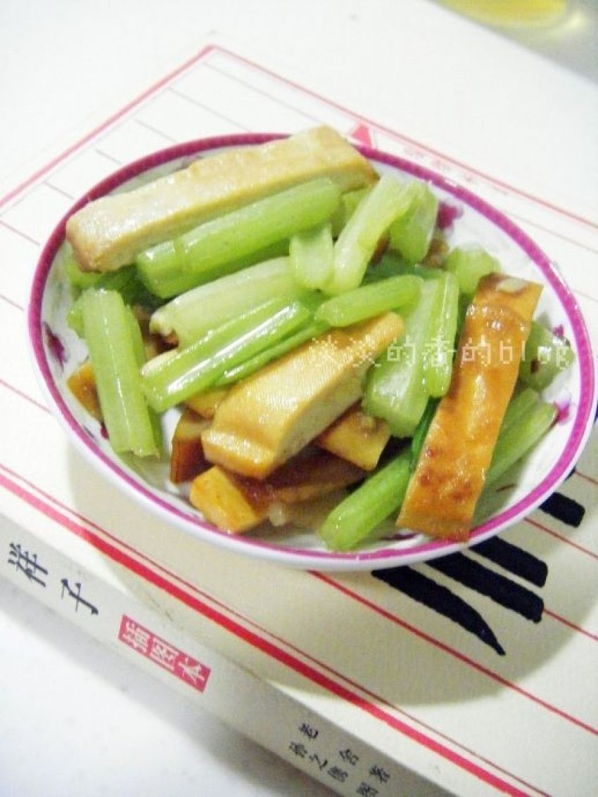 芹菜素炒五香豆干