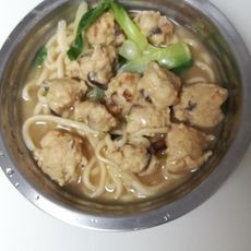 鸡肉丸子青菜汤面