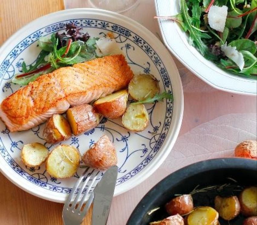 烤三文鱼配红皮小土豆｜食帖WithEating