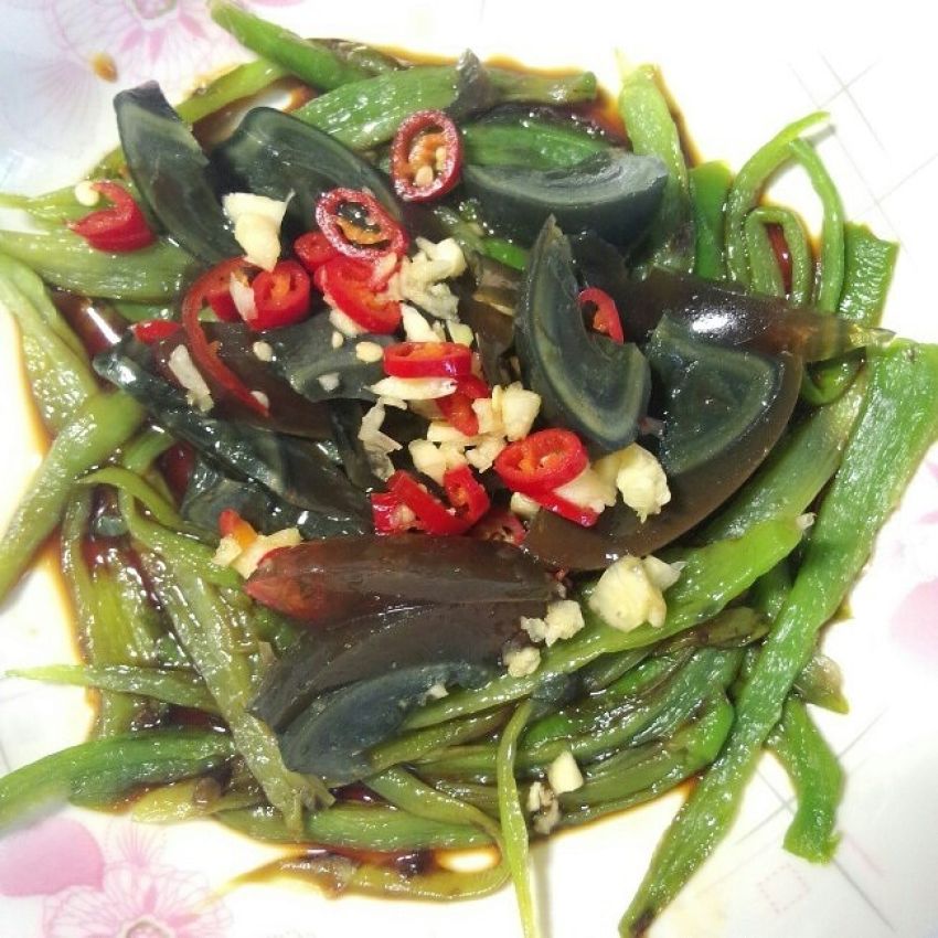 手撕虎皮辣椒拌皮蛋