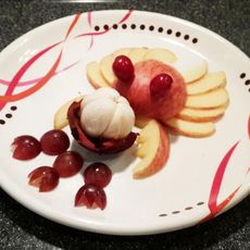 金鱼螃蟹抢食