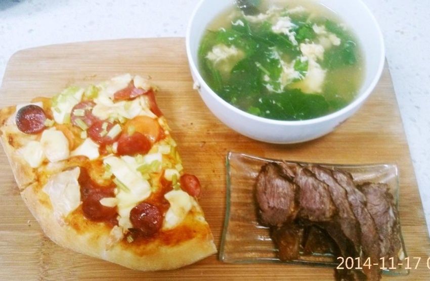 20141117 周一早餐：披萨，菠菜蛋汤，酱牛肉。