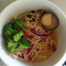 宿舍简易版紫甘蓝土豆凉面