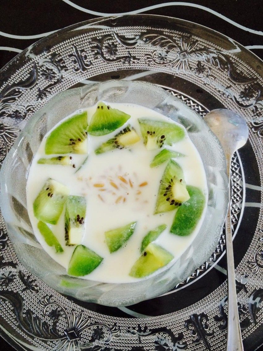 燕麦鲜果牛奶粥