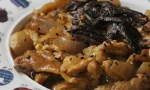 下班快手菜之亲子井（洋葱鸡腿鸡蛋饭）的做法