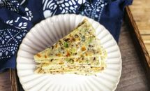 7戒香肠葱油饼的做法