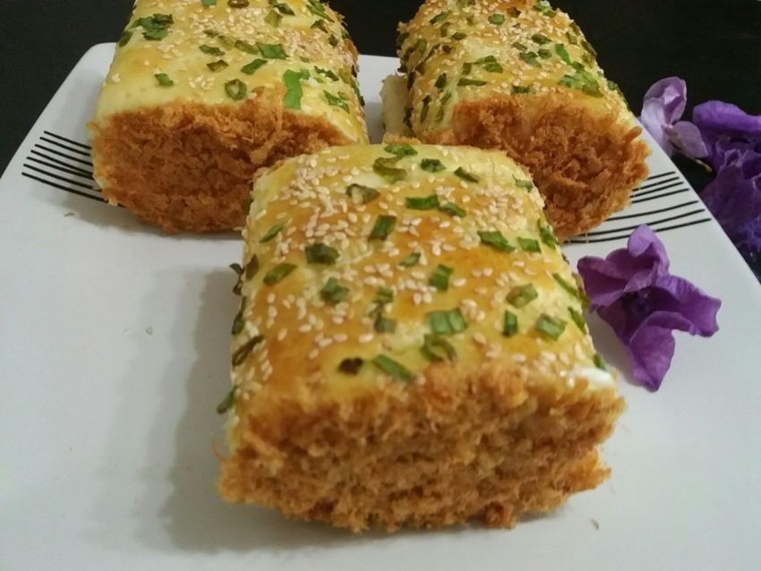 葱香肉松面包卷