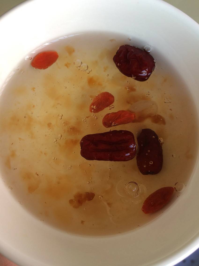 桃胶皂角米雪燕甜汤