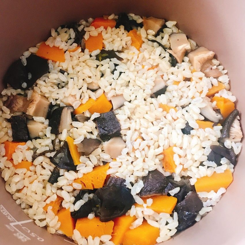 电饭煲做超级好吃的甜甜的南瓜木耳焖饭