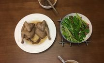 蒸乳鸽与荷芹炒腊味的做法