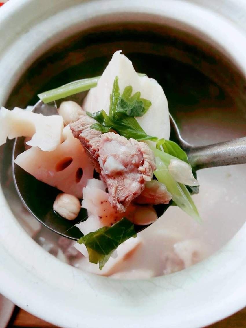 莲藕炖排骨汤(家常)