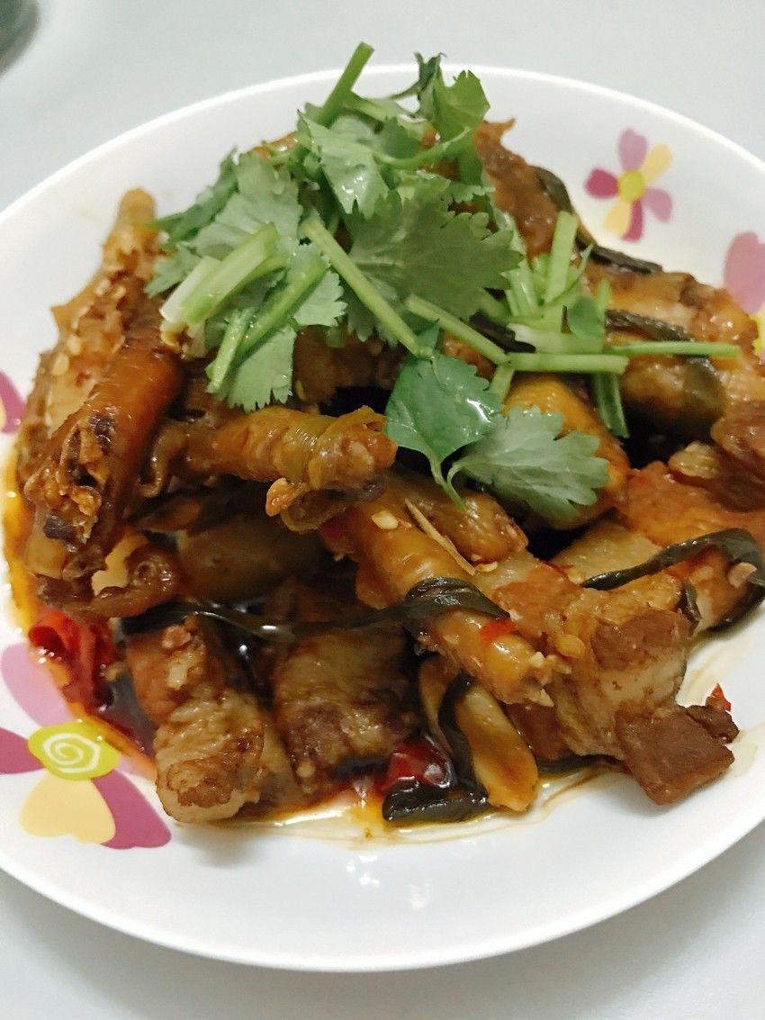 香辣一锅闷五花肉鸡爪