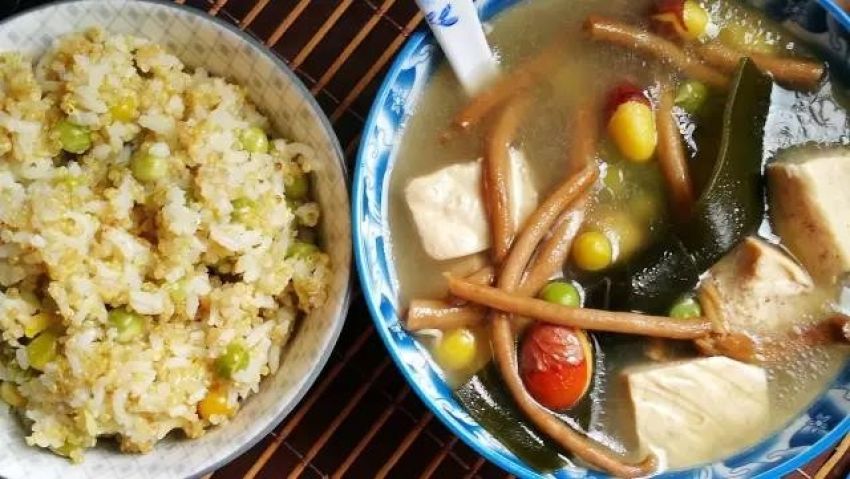 赏银杏的季节，怎能少了吃银杏果，入汤太鲜美了~海带银杏汤·圆满素食