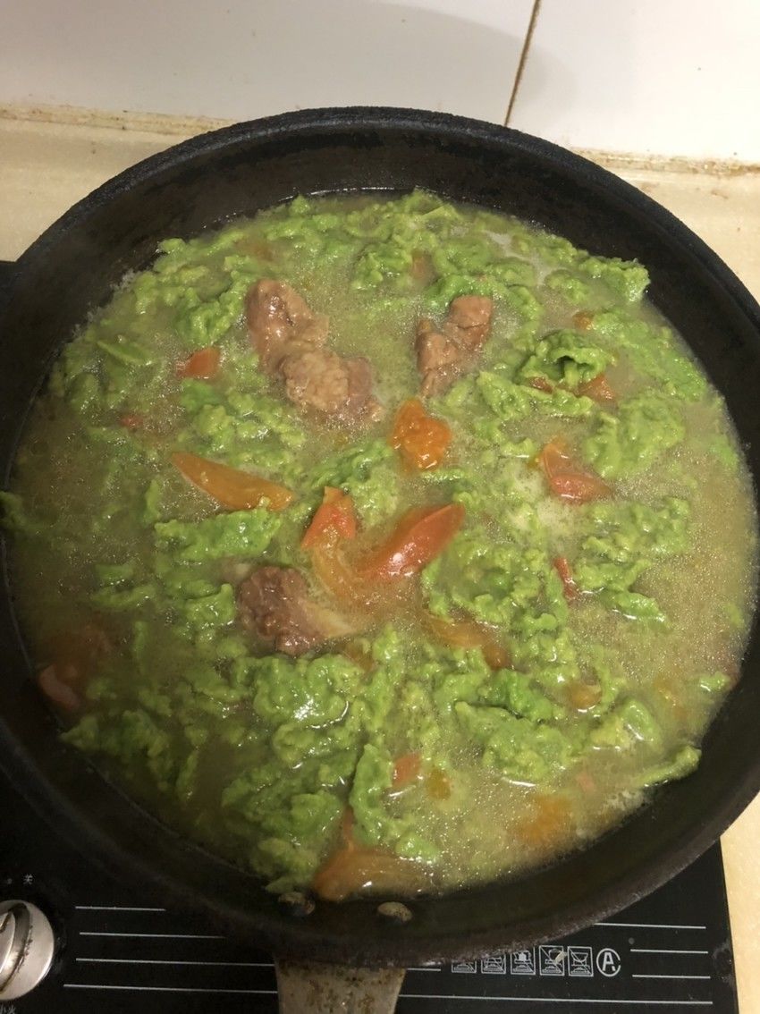 西红柿菠菜汁排骨汤面疙瘩