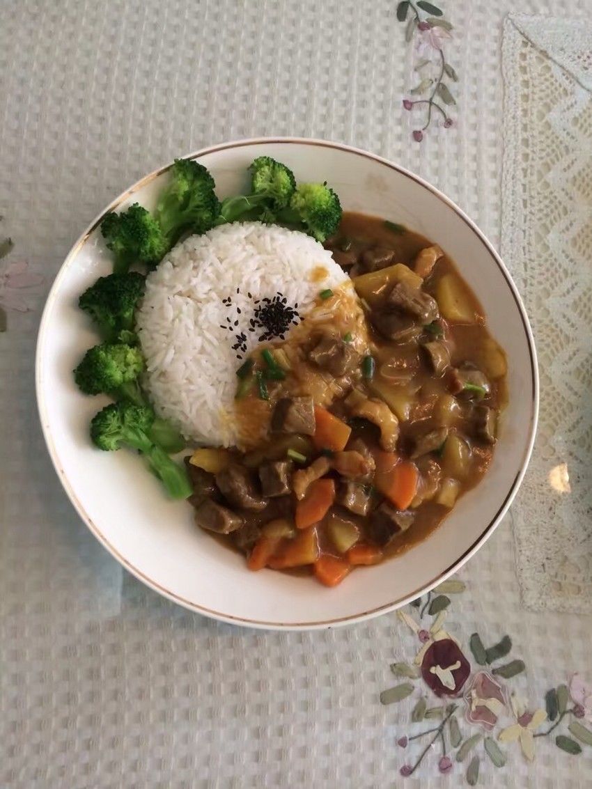 做法：1、牛肉，买那种带筋头的（可以咨询买家），切成小块，在沸水里煮1分钟去掉血水。重新放进高压锅里，就加水、料酒、姜片、大蒜、八角、少许红糖（次次声[呲牙]）10分钟，小火15分钟；2、土豆和胡萝卜切丁或片生水煮开闷熟一些捞起备用；3、洋葱切小丁；4、热