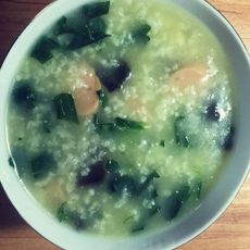 电饭煲皮蛋青菜火腿粥