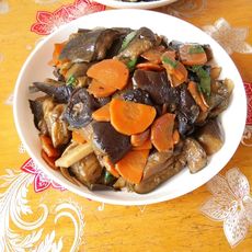 家常胡萝卜杏鲍菇炖茄子