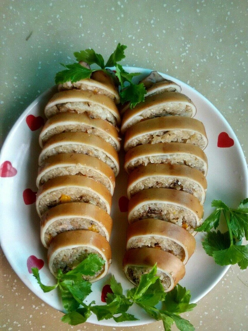 鱿鱼灌糯米
糯米香肉香蔬菜香和海鲜于一体,鱿鱼灌糯米肠吃过吗?
哈哈,准备做一道鱿鱼灌糯米肠,本来想用猪肉和蔬菜一起搅拌蒸