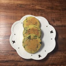 芹菜叶玉米面饼子