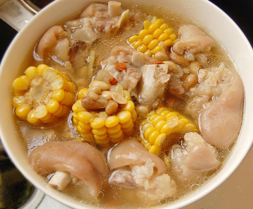 黄豆花生玉米猪蹄汤