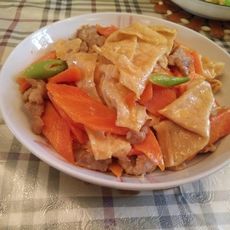 腐竹红萝卜肉片