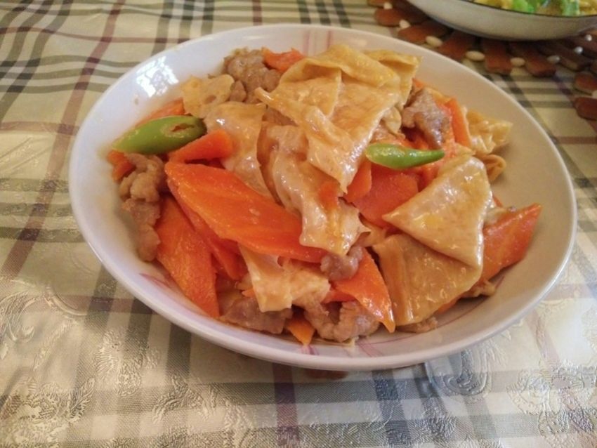 腐竹红萝卜肉片