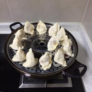 蒸饺(南瓜馅儿)的做法步骤 第5步