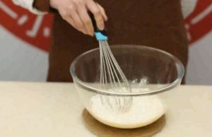 冬日恋歌的享受——草莓蛋糕卷的做法步骤 第5步