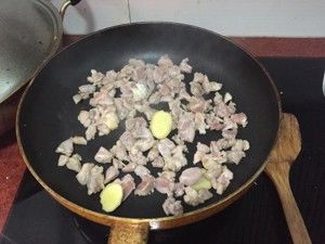 鸡肉培根双拼披萨的做法步骤 第3步