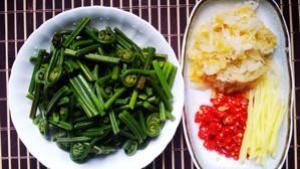 【圆满素食】时令鲜蔬丨酸辣蕨菜的做法步骤 第2步