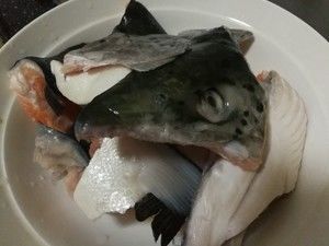 三文鱼头煲的做法步骤 第1步