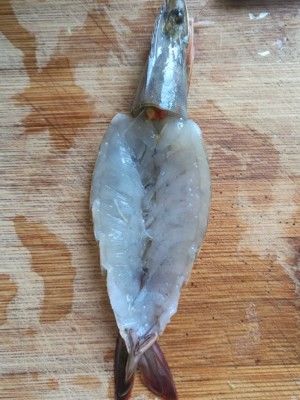蒜蓉开边虾蒸粉丝金针菇的做法步骤 第2步