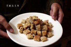 黑椒面包粒的做法步骤 第4步