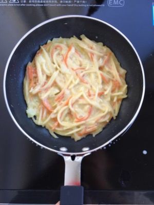 营养早餐：土豆丝胡萝卜鸡蛋饼的做法步骤 第2步