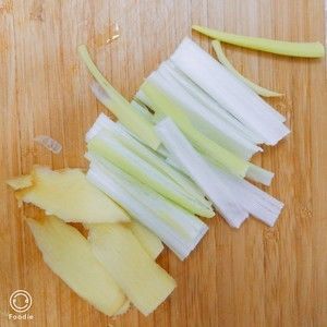 胡萝卜山药排骨汤的做法步骤 第2步