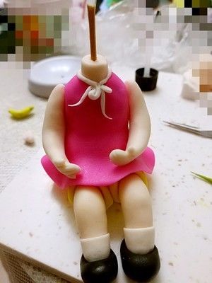 翻糖人偶做法——爱读书的小姑娘的做法步骤 第4步