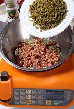 下饭菜之肉末酸豆角-捷赛私房菜的做法步骤 第3步