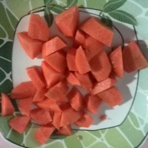 《杜坎纤维瘦身法》推荐的减肥料理:巴斯克风味炖鸡；颜色鲜艳，风味十足，层次丰富，并且带来非常饱足感，鸡肉的扎实口感绝对满足到饥饿的做法步骤 第3步