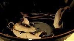 【终极烹饪课程】水煮蛋青葱面条汤的做法步骤 第4步