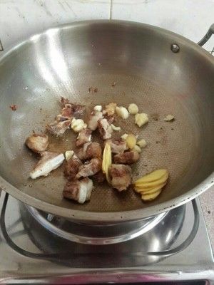 美食秘籍之土豆炖排骨的家常做法的做法步骤 第4步