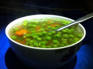 甜脆豌豆胡萝卜汤的做法步骤 第2步
