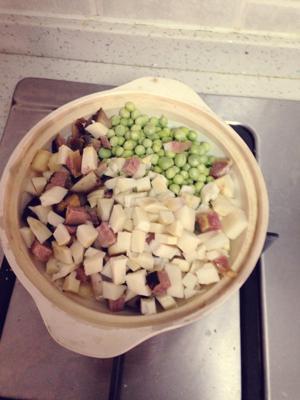 豌豆腊肉煲仔饭的做法步骤 第4步
